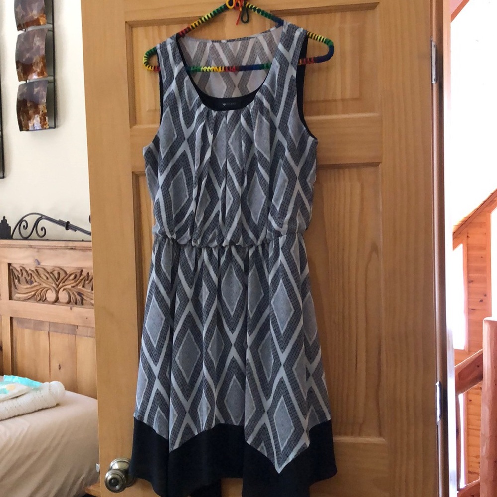 Black and white short sleeveless dress
